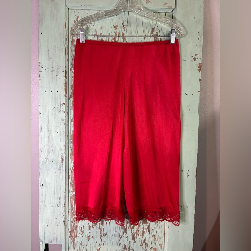 Women’s VTG red Lace Trim shorts
